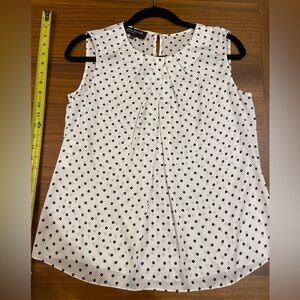 Jones New York sleeveless shell, white with black polka dots
